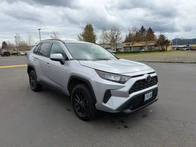2019 Toyota RAV4 LE AWD's photo