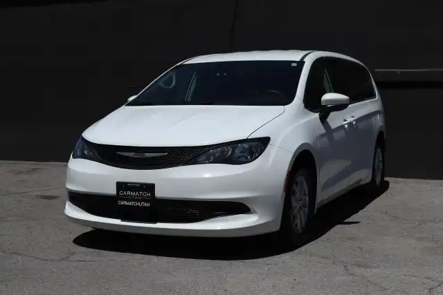 2023 Chrysler Voyager LX's photo