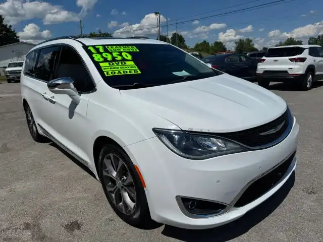 2017 Chrysler Pacifica Limited's photo
