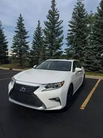 2016 Lexus ES 350 300h's photo
