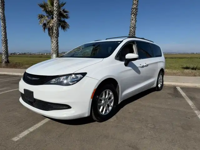 2021 Chrysler Voyager LXI's photo