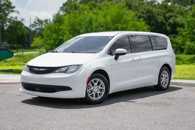 2022 Chrysler Voyager LX's photo