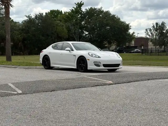 2011 Porsche Panamera 4's photo