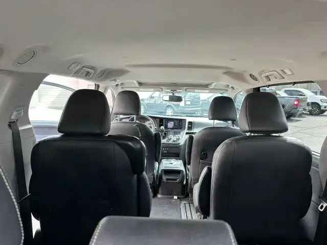 2016 Toyota Sienna SE V6 8-Passenger's photo