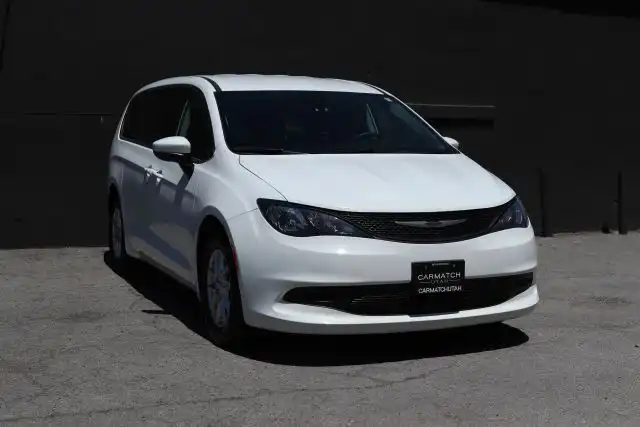 2023 Chrysler Voyager LX's photo