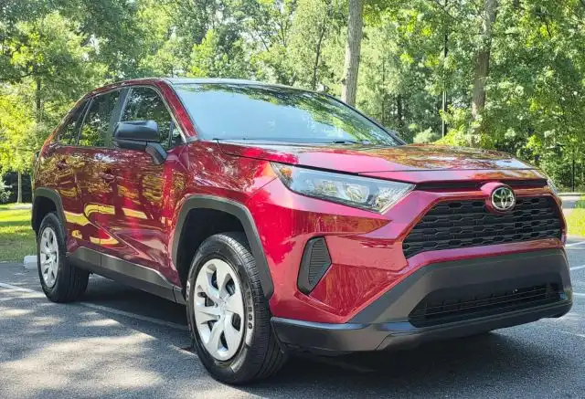 2022 Toyota RAV4 LE FWD's photo