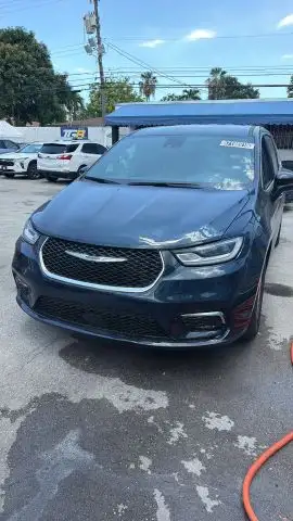 2025 Chrysler Pacifica Select's photo