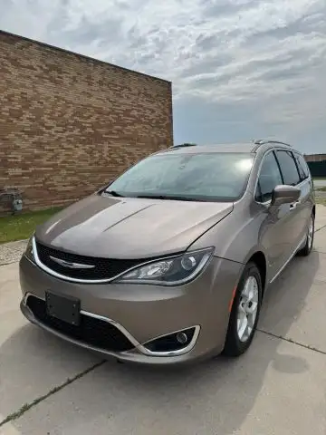 2018 Chrysler Pacifica Touring L's photo