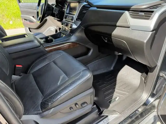 2018 Chevrolet Suburban 4WD 1500 LT's photo