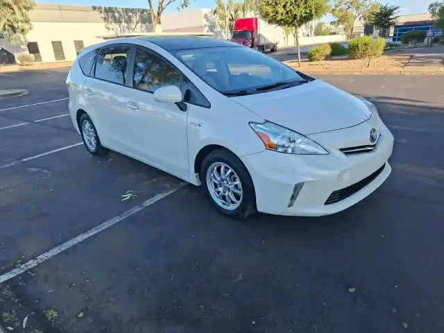 2014 Toyota Prius v Three's photo