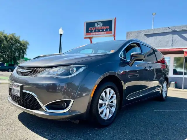 2019 Chrysler Pacifica Touring L's photo