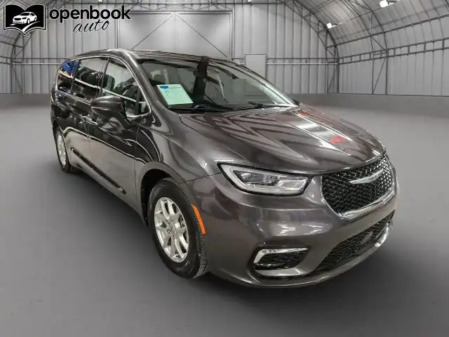 2023 Chrysler Pacifica Touring L's photo