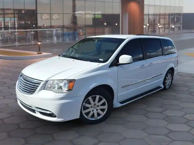 2016 Chrysler Town & Country Touring's photo