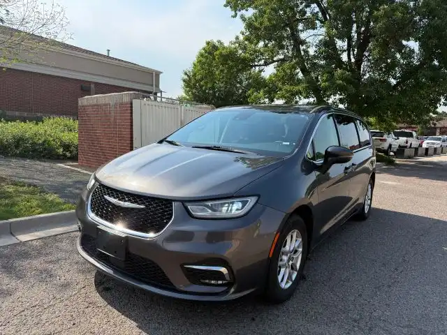 2023 Chrysler Pacifica Touring L's photo