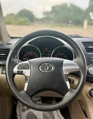 2011 Toyota Highlander SE V6's photo