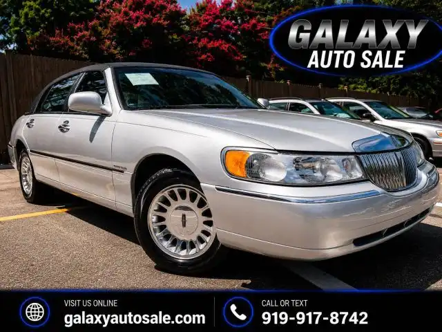 2000 Lincoln Town Car Cartier's photo