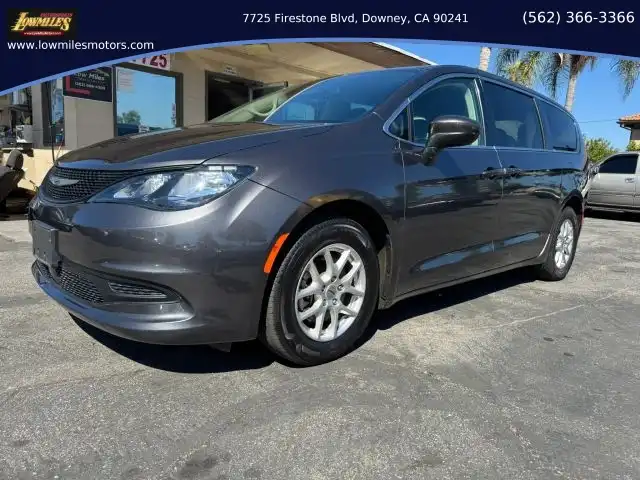 2022 Chrysler Voyager LX's photo