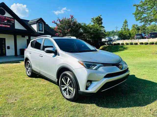 2017 Toyota RAV4 XLE's photo