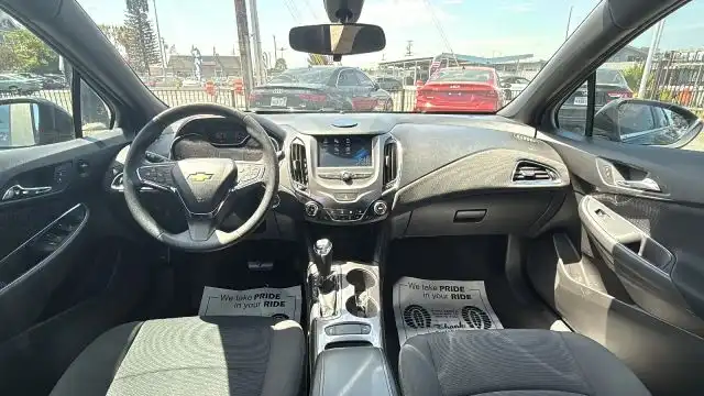 2017 Chevrolet Cruze LT Hatchback Auto's photo