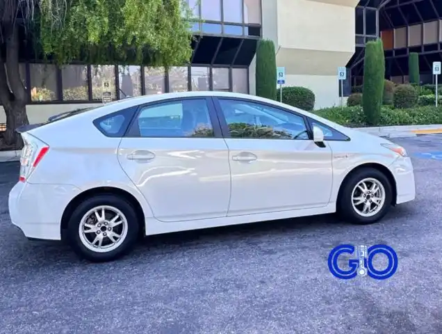 2010 Toyota Prius III's photo