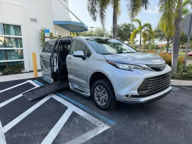 2023 Toyota Sienna XLE 7-Passenger Hybrid FWD's photo