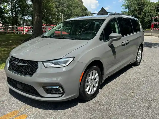 2022 Chrysler Pacifica Touring L's photo