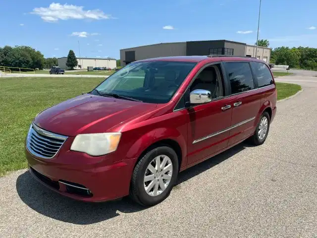 2012 Chrysler Town & Country Touring-L's photo