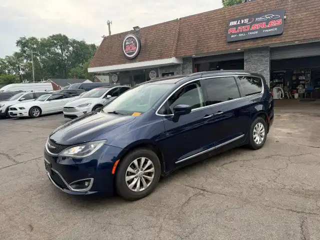 2017 Chrysler Pacifica Touring-L's photo