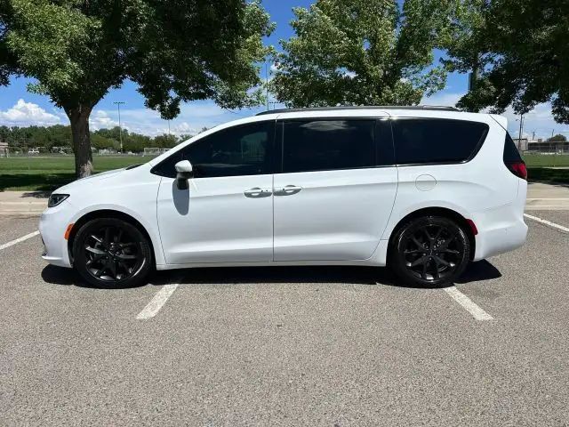 2023 Chrysler Pacifica Touring L's photo