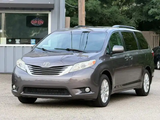 2015 Toyota Sienna XLE V6 AWD 7-Passenger's photo