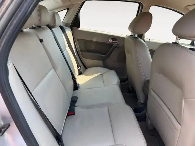 2010 Ford Focus SEL's photo