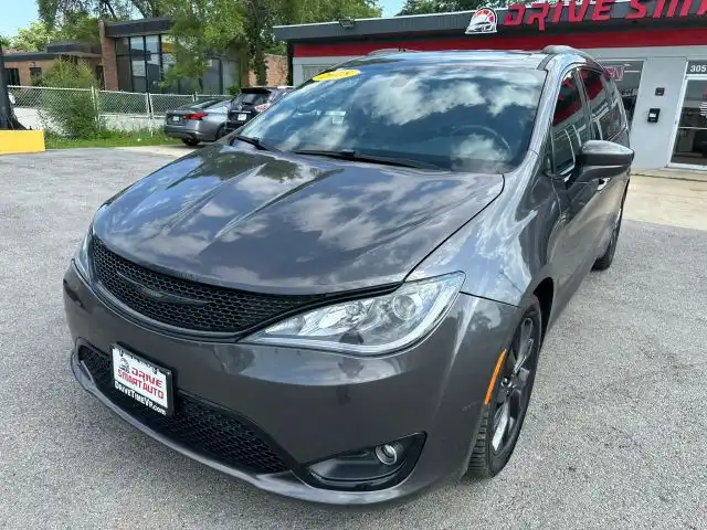 2018 Chrysler Pacifica Touring L Plus's photo