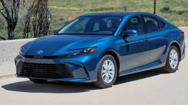2025 Toyota Camry LE Hybrid's photo