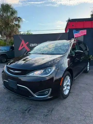 2017 Chrysler Pacifica Touring-L Plus's photo
