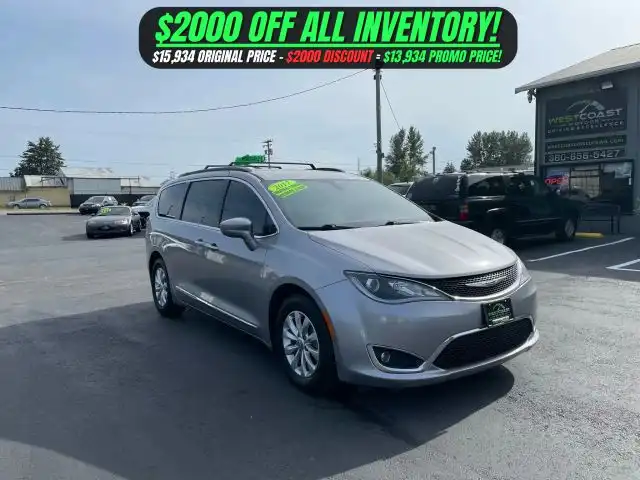 2017 Chrysler Pacifica Touring-L's photo