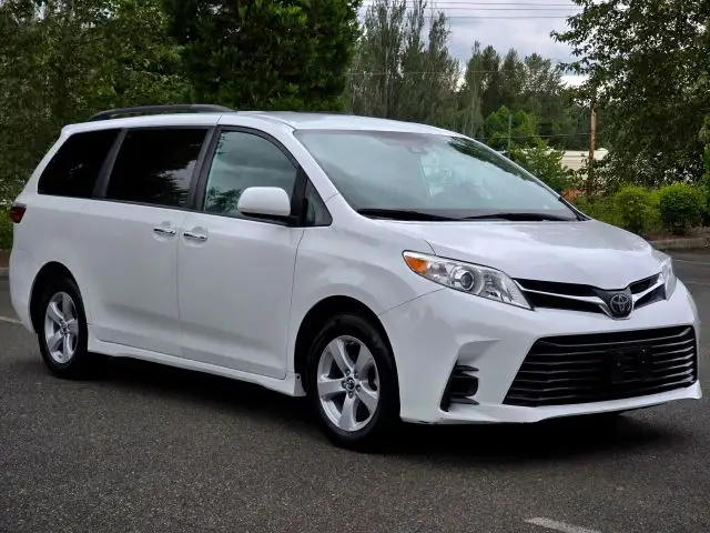 2019 Toyota Sienna LE V6 7-Passenger Mobility's photo