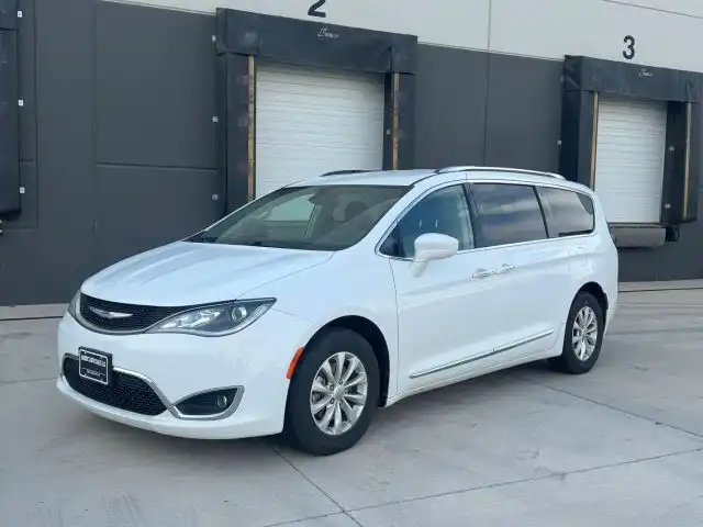 2018 Chrysler Pacifica Touring L's photo