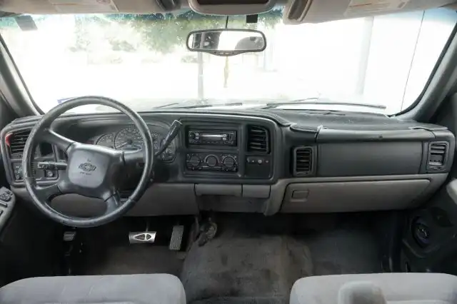 2001 Chevrolet Suburban 2WD 1500 Series's photo
