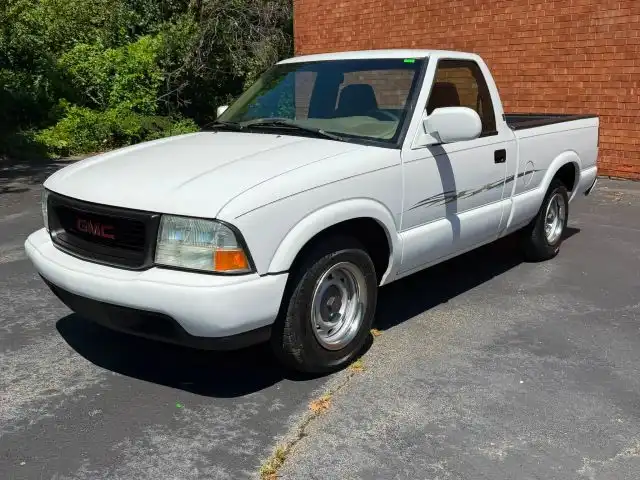 2001 GMC Sonoma 2WD Regular Cab SWB SL's photo