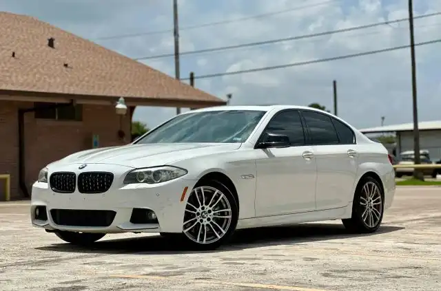 2013 BMW 5 Series 535i xDrive Sedan's photo