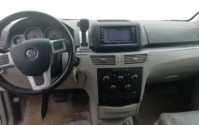 2012 Volkswagen Routan SE's photo