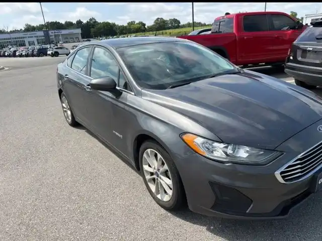 2019 Ford Fusion SE's photo