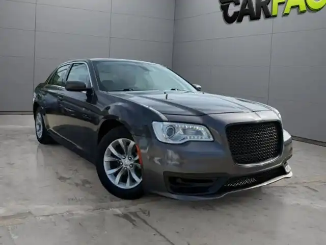2019 Chrysler 300 Touring's photo