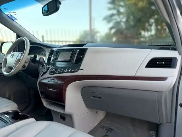 2014 Toyota Sienna XLE V6 8-Passenger's photo