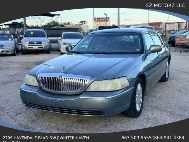 2005 Lincoln Town Car Signature Limited's photo
