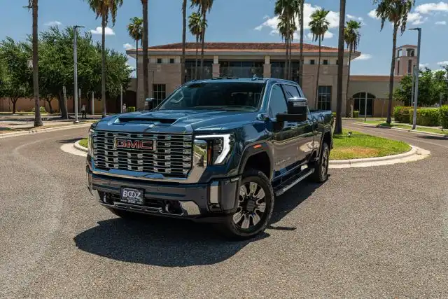 2025 GMC Sierra 4WD Crew Cab Standard Box Denali's photo
