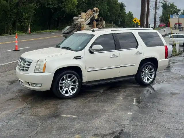 2010 Cadillac Escalade AWD Premium's photo