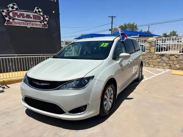 2017 Chrysler Pacifica Touring-L's photo