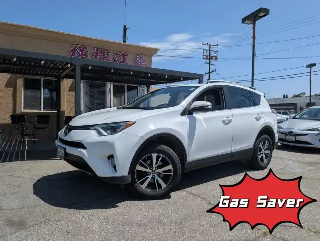 2017 Toyota RAV4 XLE's photo