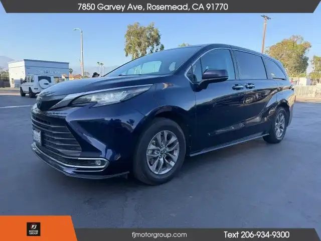 2022 Toyota Sienna XLE 7-Passenger Hybrid FWD's photo